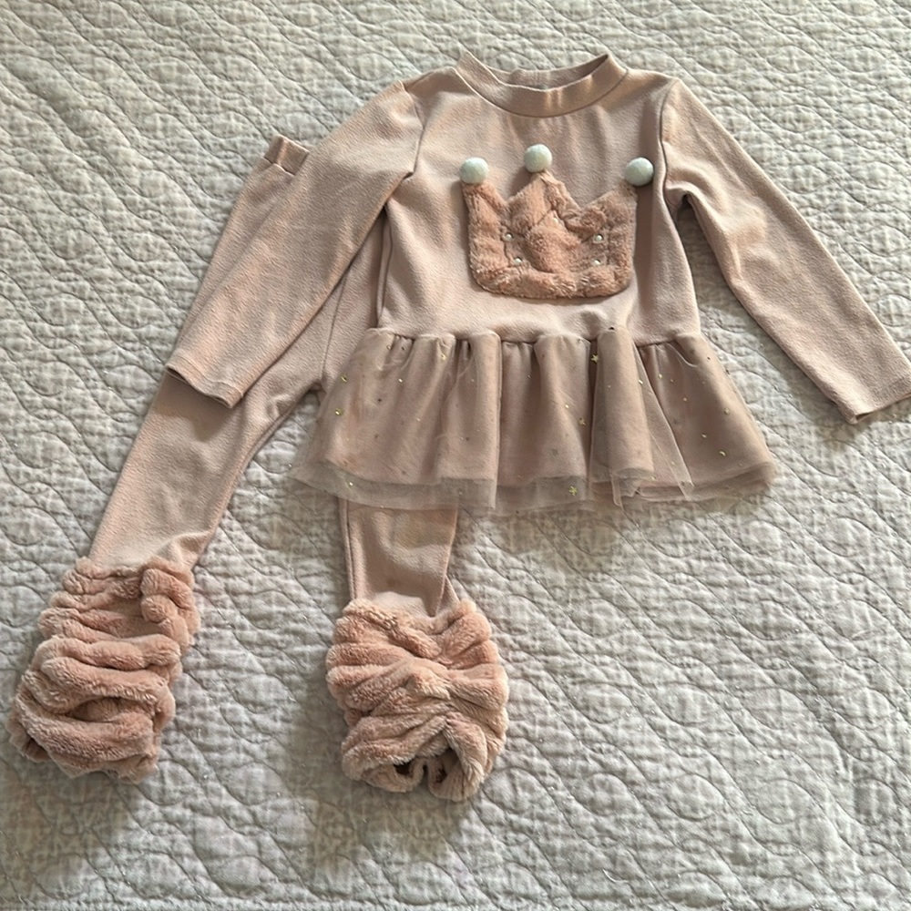 Ciao Milano outfit size 4. Pants with soft faux fur on bottoms and matching top